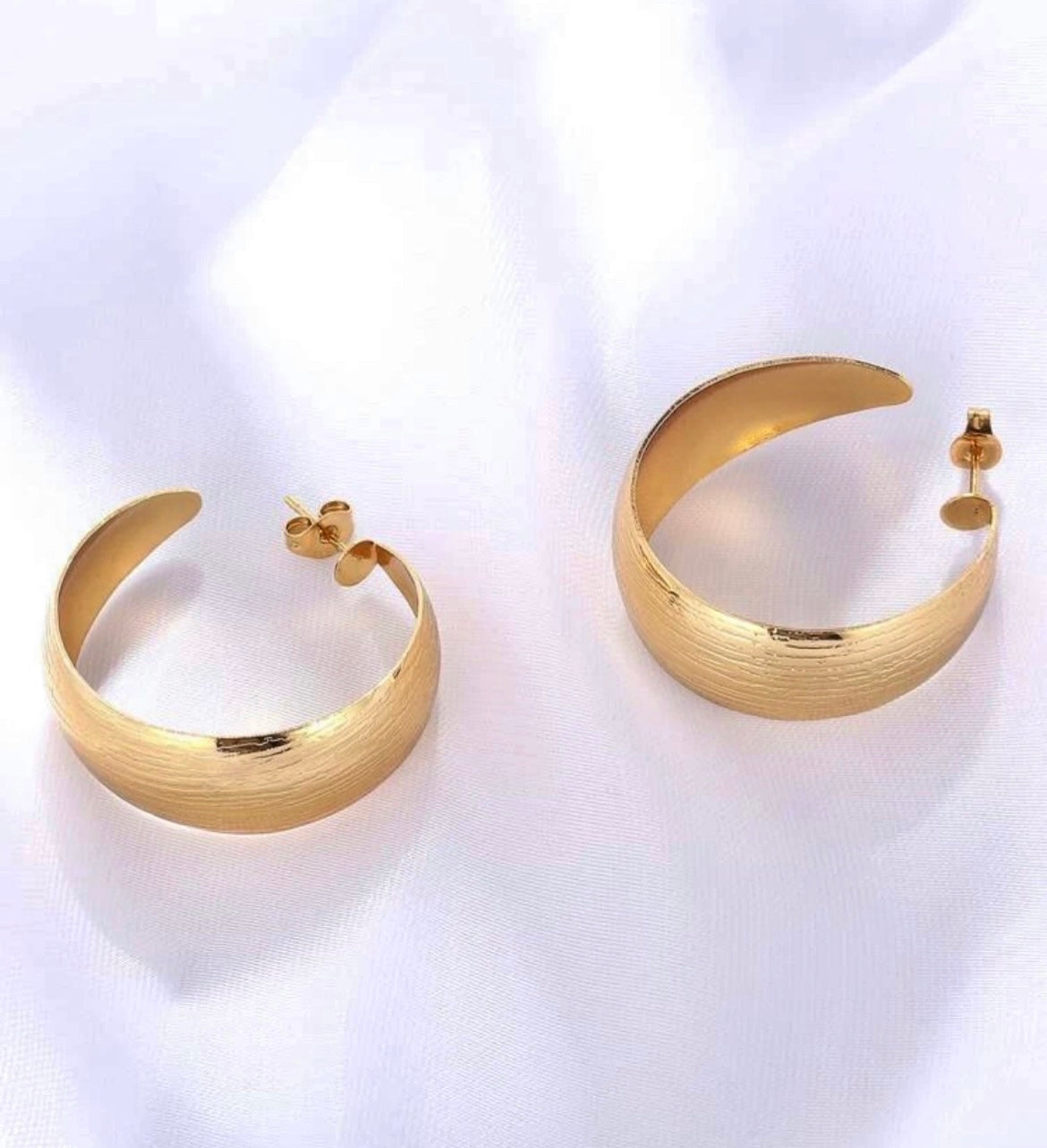 Yanisa Hoop Earrings